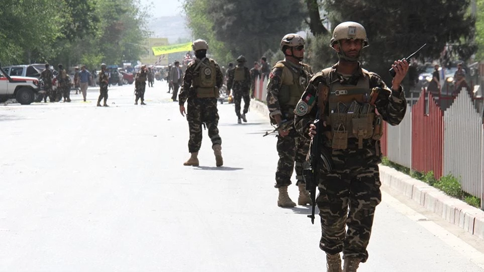 Καμπούλ: Αίμα και πτώματα συνθέτουν το σκηνικό της διπλής επίθεσης αυτοκτονίας – Μεταξύ των θυμάτων και 8 δημοσιογράφοι